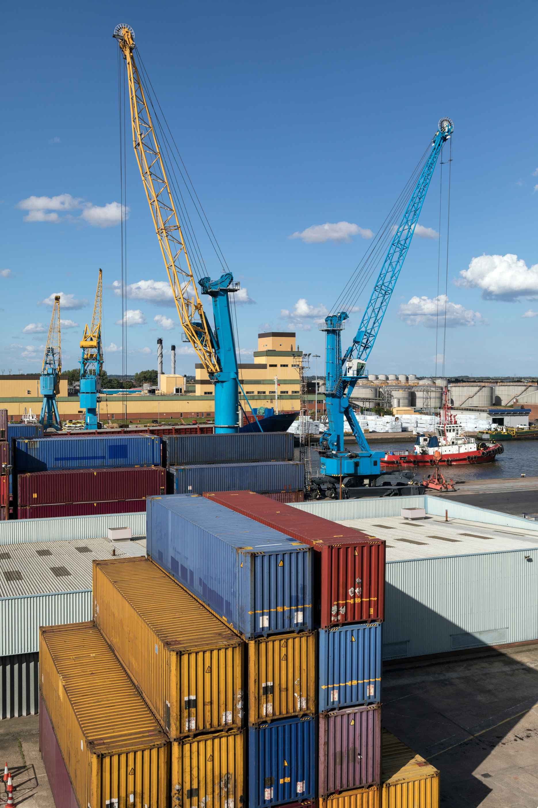 Contenedores y grúas en un puerto industrial